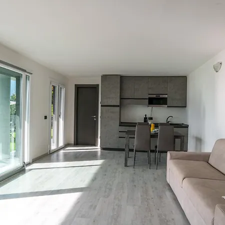 Guesthost - Mandello Studio Apt With View & Parking * مانديلو ديل لاريو