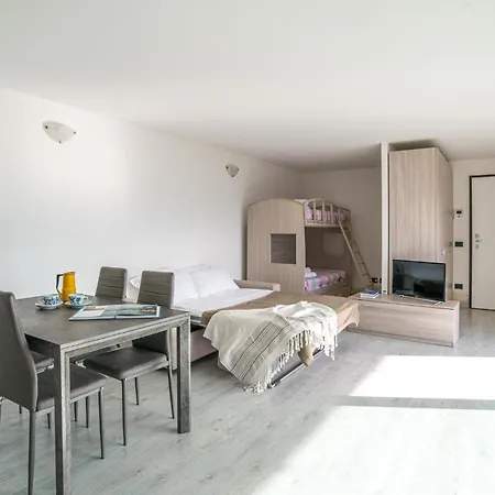 شقة Guesthost - Mandello Studio Apt With View & Parking مانديلو ديل لاريو