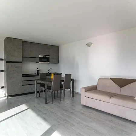 شقة Guesthost - Mandello Studio Apt With View & Parking مانديلو ديل لاريو