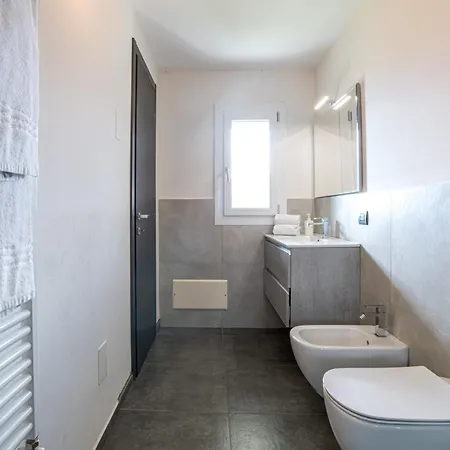Guesthost - Mandello Studio Apt With View & Parking * مانديلو ديل لاريو
