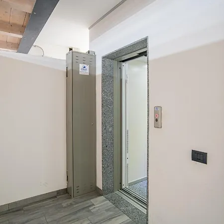 Guesthost - Mandello Studio Apt With View & Parking شقة