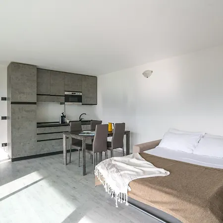 Guesthost - Mandello Studio Apt With View & Parking شقة